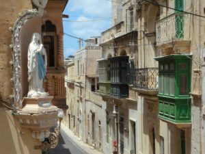 Figurka Maryi na maltańskim domu