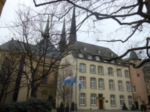 Luksemburg - widok na wieże katedry Notre-Dame