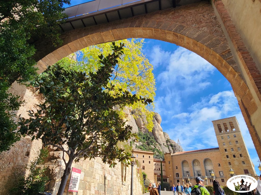 Montserrat - kompleks benedyktyński; © www.polacyzagranica.eu katalonia co zobaczyć