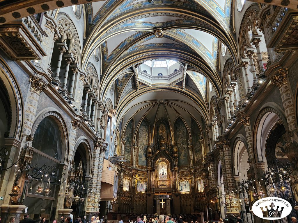 Wnętrze bazyliki Montserrat; © www.polacyzagranica.eu hiszpania największe atrakcje