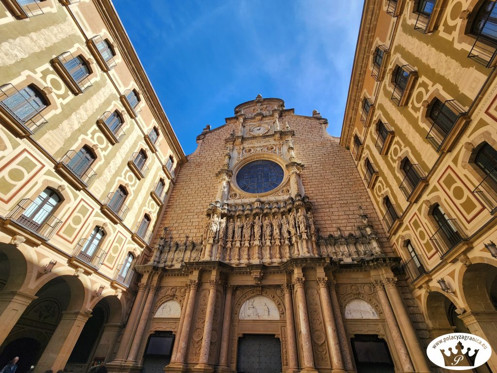 Fasada bazyliki Montserrat; © www.polacyzagranica.eu okolice barcelony co warto zobaczyć